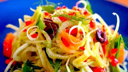 Frischer und knackiger asiatischer Fenchelsalat mit Fenchel, Kräutern und einem würzigen Dressing für ein gesundes, lebendiges Gericht.